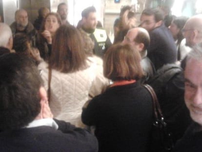 Decenas de espectadores protestan ante la polic&iacute;a en el teatro Fern&aacute;n G&oacute;mez.