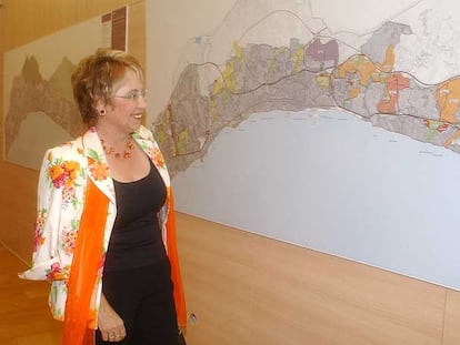 María Felicidad Montero, ayer, frente a un plano de Marbella.