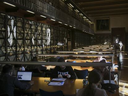 Estudiantes en la biblioteca de la Universidad de Barcelona.