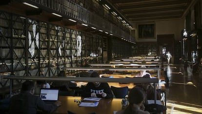 Estudiantes en la biblioteca de la Universidad de Barcelona.