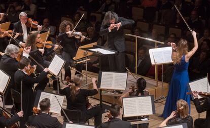 El director Vladímir Yúrovski (de frente) y la violinista Nicola Benedetti con la London Philharmonic, el jueves en el Auditorio Nacional.