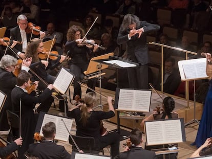 El director Vladímir Yúrovski (de frente) y la violinista Nicola Benedetti con la London Philharmonic, el jueves en el Auditorio Nacional.