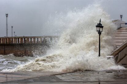 El temporal Emma ha provocado que en el Golfo de Cádiz se hayan registrado olas de 7,3 metros de altura. En la imagen, el fuerte oleaje azota el Paseo Fernando Quiñones en Cádiz. 