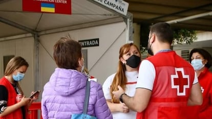 Verónica Altamiro en el hospital de campaña que Cruz Roja ha montado en Alicante para acoger a ucranios.