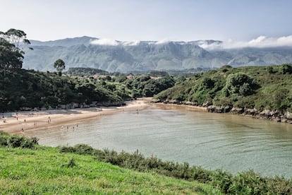 Vista de la playa de Poo, en el concejo asturiano de Llanes.