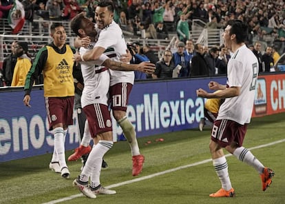 Los jugadores de México celebran un gol.