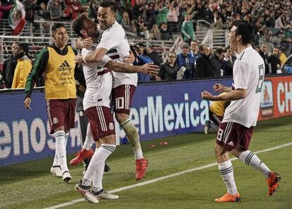 Los jugadores de México celebran un gol.