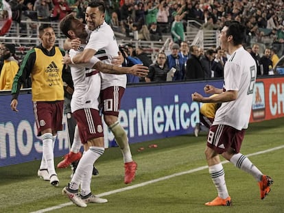 Los jugadores de México celebran un gol.