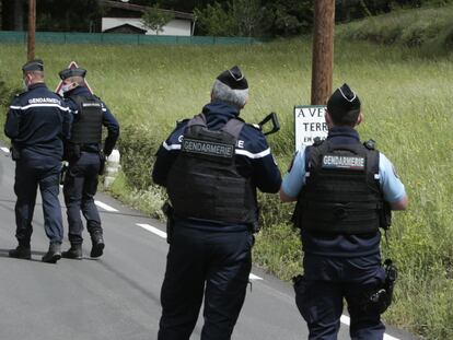 Unos gendarmes inspeccionan las carreteras en el pueblo de Les Plantiers, en el sur de Francia, en mayo de 2021.