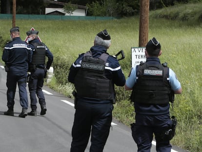 Unos gendarmes inspeccionan las carreteras en el pueblo de Les Plantiers, en el sur de Francia, en mayo de 2021.