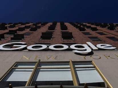 Logotipo de Google en sus oficinas de Nueva York, en una imagen de archivo.