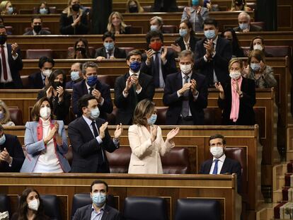 La bancada popular aplaude a Pablo Casado en la sesión de control al Gobierno del 23 de febrero.