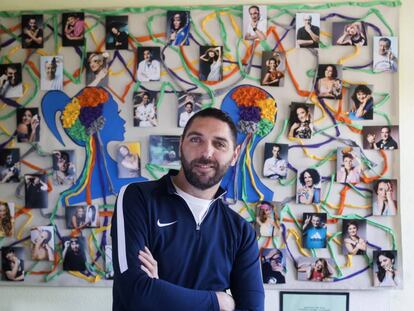 Javier Garc&iacute;a Almunia en el Centro de Referencia Estatal para el Da&ntilde;o Cerebral Adquirido (CEADAC) ante sus retratos.