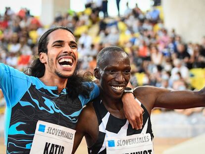 Katir se abraza a Cheruiyot tras la prueba.