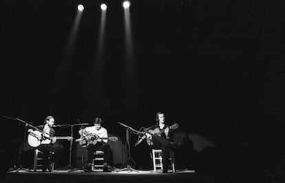 Los guitarristas Al Di Meola, John McLaughlin y Paco de Lucía, en la apertura del Festival Internacional de Jazz de Madrid, en 1980.
