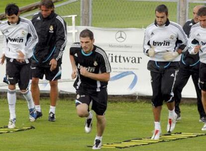 Casillas (a la derecha), durante la sesión preparatoria de ayer.