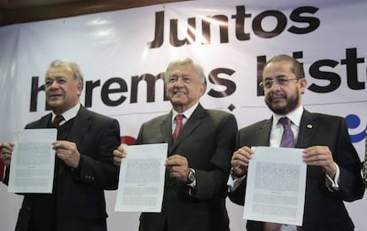 Los líderes del PT, Alberto Anaya (i), de Morena, Andrés Manuel López Obrador (c) y de Encuentro Social, Hugo Eric Flores (d) firmaron su alianza de cara a los comicios de 2018.