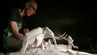 Fernando Baptista trabajando en el proyecto de 'Londres en papel', de National Geographic, en un fotografía cedida.