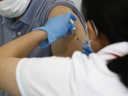 Un hombre recibe una dosis de la vacuna de Moderna en Tokio, el pasado 25 de junio.