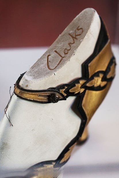 Un zapato de fiesta de los años cuarenta perteneciente al archivo familiar.