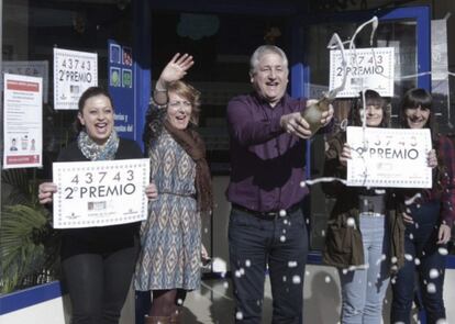 Celebració a l'administració de loteria número u de Bullas (Múrcia), on el 2014 es va vendre un segon premi de la Loteria de Reis.