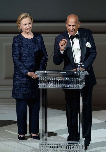 Oscar de la Renta recibió un galardón en reconocimiento a su carrera que le entregó Hillary Clinton.