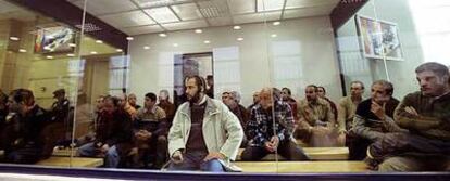 Sala blindada desde la que fueron juzgados los 18 encausados por el atentado del 11-M. En primer término, Rabei Osman el Sayed, Mohamed el Egipcio.