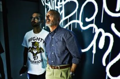 El escritor y el grafitero Óscar.