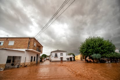 Las calles del pueblo de Buenache de Alarcón, en Cuenca inundadas por los efectos de la dana.