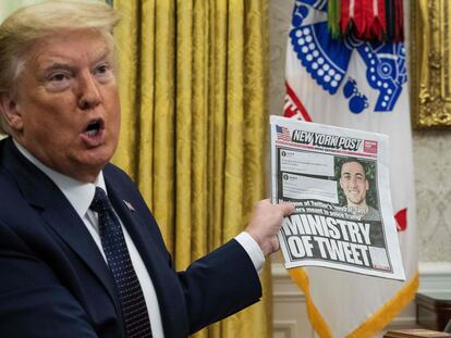 El presidente Donald Trump muestra en el Despacho Oval la portada del New York Post, donde aparece un empleado de Twitter. Trump se queja por el trato recibido por la compañía.