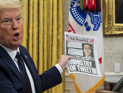 O presidente Donald Trump mostra a capa do jornal 'New York Post', onde aparece um funcionário do Twitter. Trump se queixa pelo trato recebido pela empresa.