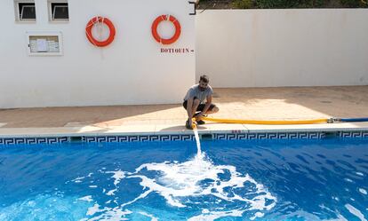 Trabajos de reposición de piscinas en Rincón de la Victoria, donde hay restricciones y cortes de agua nocturnos. 