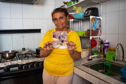 Carmen Illones muestra una imagen de cómo eran las viviendas de Los Industriales cuando fueron entregadas a principios de los años noventa. Levantadas en los últimos años de la dictadura, apenas contaban con algunas paredes, el baño y la cocina, por lo que muchas familias habitaron en casas con suelos de tierra contaminada durante años.