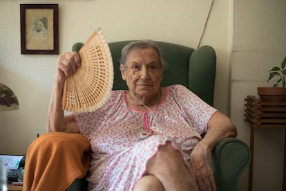 Carmen Franquelo posa en el salón del domicilio de su hermano en el madrileño barrio de Lavapiés.