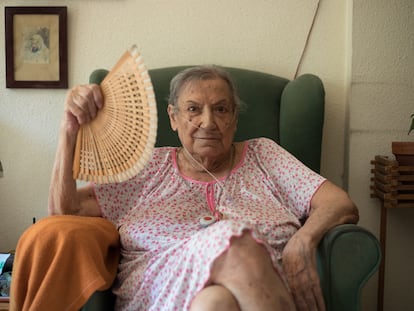 Carmen Franquelo posa en el salón del domicilio de su hermano en el madrileño barrio de Lavapiés.