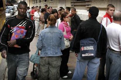 Cola de inmigrantes ante la oficina del padrón del Ayuntamiento de Valencia.