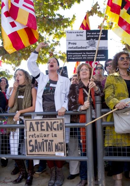 Unos 300 trabajadores sanitarios se han manifestado ante el Parlament para protestar contra los recortes.