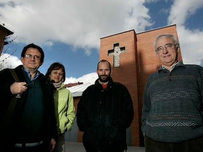 Julio Yagüe (a la derecha), párroco de la iglesia del barrio madrileño de Pan Bendito, .