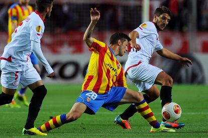 Cartabia y lucha por el balón con Carrico durante el partido entre Sevilla y Valencia de la ida de las semifinales de la Liga Europa.