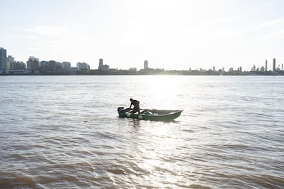 Las embarcaciones de pescadores conviven con los grandes buques cargados de granos frente a las costas de Rosario, la tercera ciudad de Argentina y el mayor puerto agroexportador del país sudamericano.