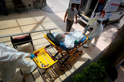 Paramédicos ingresan este viernes a un paciente de covid-19 en un hospital de Guadalajara, en el Estado de Jalisco. Francisco Guasco/EFE