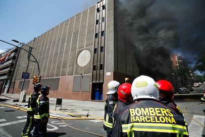 Bomberos de Barcelona trabajan en las labores de extinción del incendio en la subestación eléctrica del Paseo Maragall de Barcelona, en 2007.