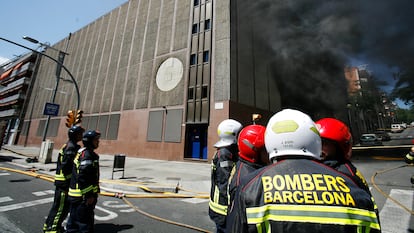 Bomberos de Barcelona trabajan en las labores de extinción del incendio en la subestación eléctrica del Paseo Maragall de Barcelona, en 2007.