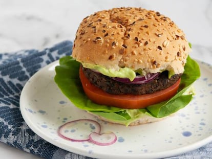 Hamburguesas de alubias negras y berenjena con mayonesa de aguacate