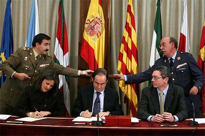 María Antonia Trujillo, José Bono y Alberto Ruiz-Gallardón, durante la firma de la Operación Campamento.