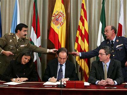 María Antonia Trujillo, José Bono y Alberto Ruiz-Gallardón, durante la firma de la Operación Campamento.