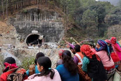 Varias personas observan el túnel colapsado, en la región de Uttarakhand, India, este martes. 