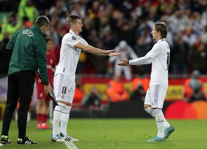 Kroos y Modric se saludan en Anfield.