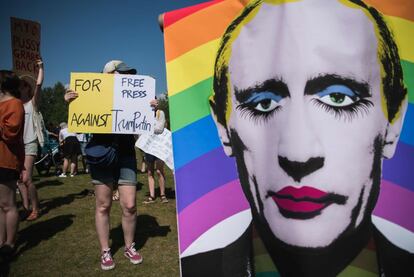 Manifestantes sostienen una pancarta que dice "libertad de prensa, contra TrumPutin" durante una protesta en la capital finlandesa, Helsinki, donde se ha celebrado una histórica cumbre entre ambos líderes para resolver las diferencias históricas.