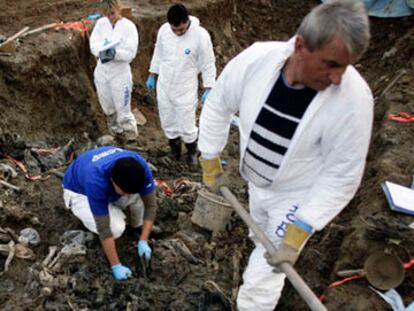 Los forenses continúan trabajando en el 'valle de la muerte'